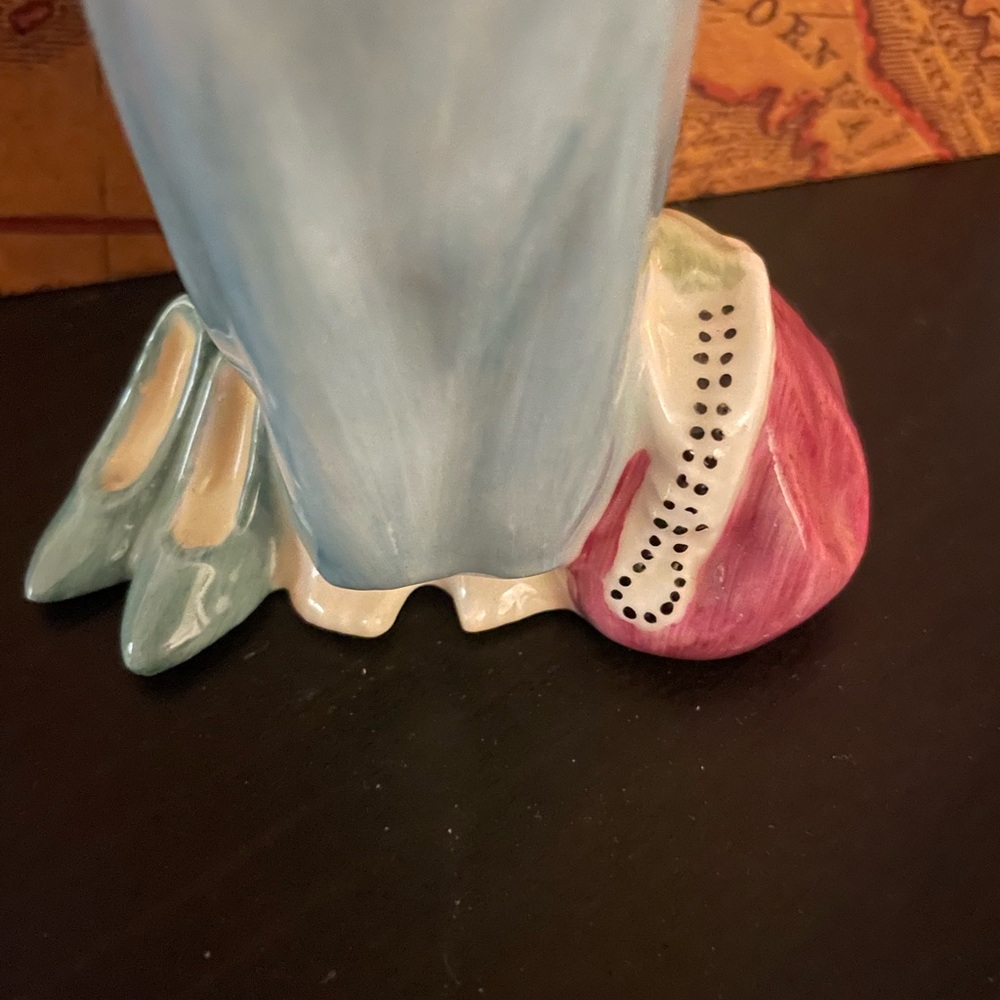 Sweet Royal Doulton HN2225 “Make Believe” figurine. - Picture 4 of 9